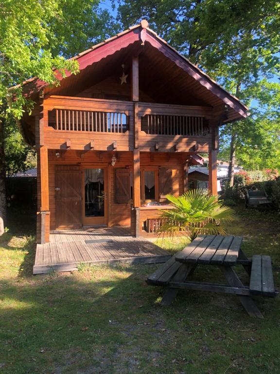 拉特斯特德布赫chalet 143 bassin d'Arcachon的小木屋前方设有野餐桌