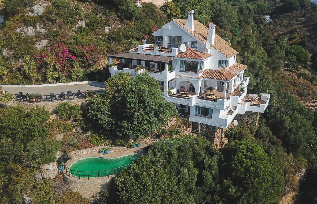 马贝拉B&B Muse Marbella的一座带高尔夫球场的小山上的大房子