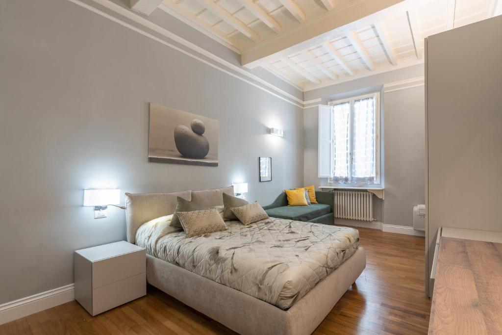 佛罗伦萨Firenze Rentals Deluxe Corso 5的一间卧室设有一张床和一间客厅。