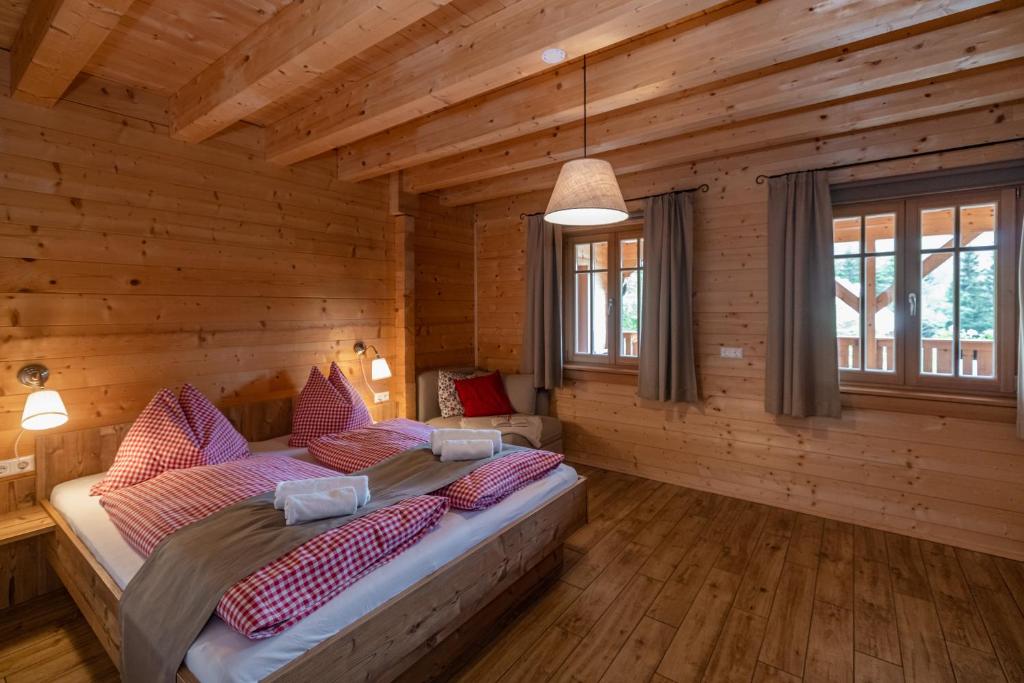 巴德艾森卡珀尔Ferienwohnung Klancnik的小木屋内一间卧室,配有两张床
