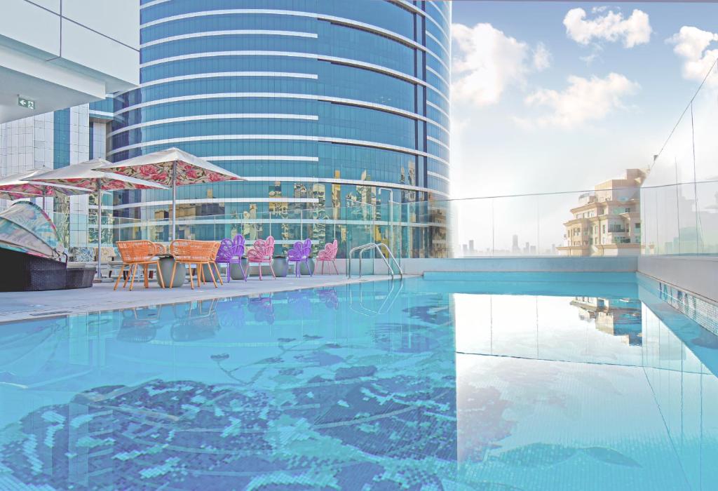 Premier Inn Dubai Barsha Heights内部或周边的泳池