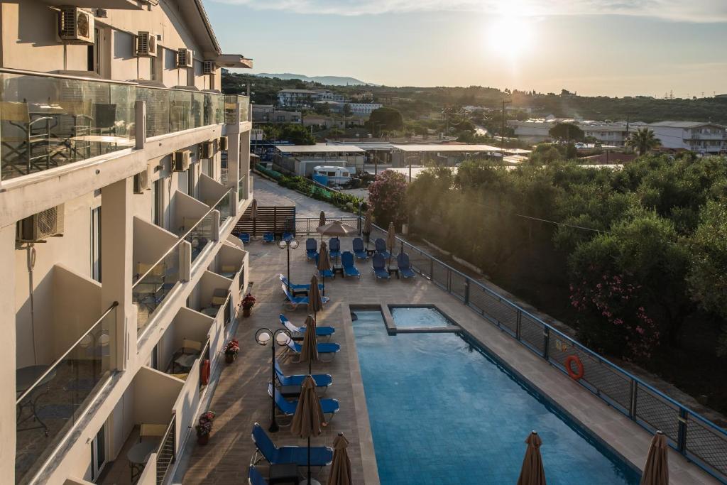 普莱诺斯The Senses Tsilivi by Zante Plaza的从酒店阳台可欣赏到游泳池的景色