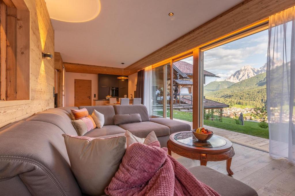 圣坎迪朵Chalet Panorama Himmelreichhof的带沙发和大窗户的客厅