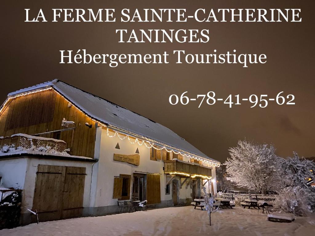 塔南日La Ferme Sainte Catherine的一张有雪光的建筑的照片
