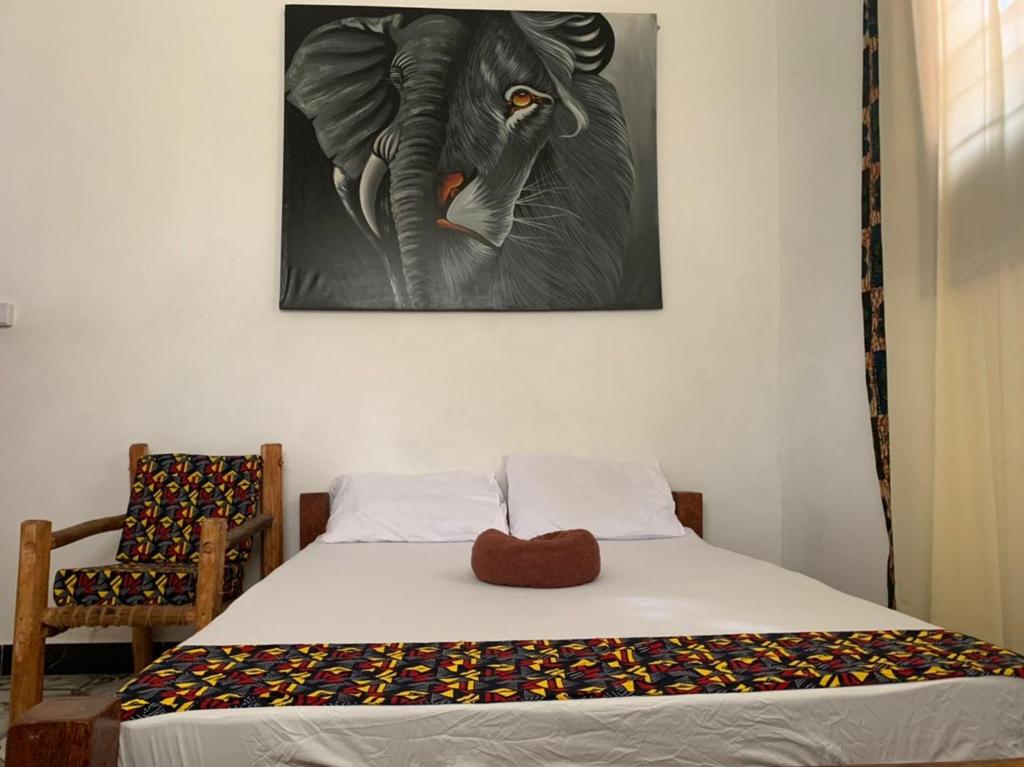 帕杰SawaSawa Lodge Paje的一间卧室配有一张大象照片的床