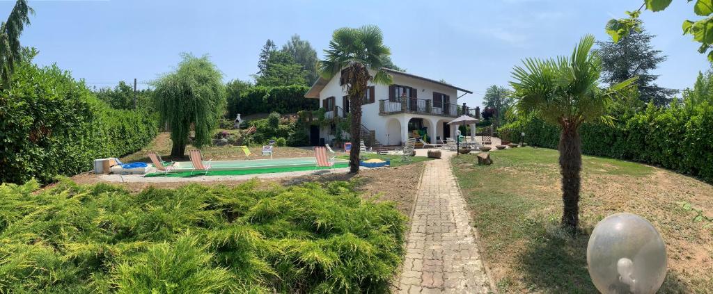 BossolascoLa casa di Valentina的庭院中带游泳池的房子
