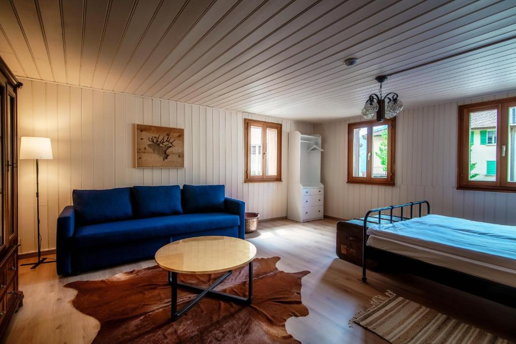 OscoCasa Bella Oschesina by Quokka 360 - in the village of Osco的客厅配有蓝色的沙发和床。
