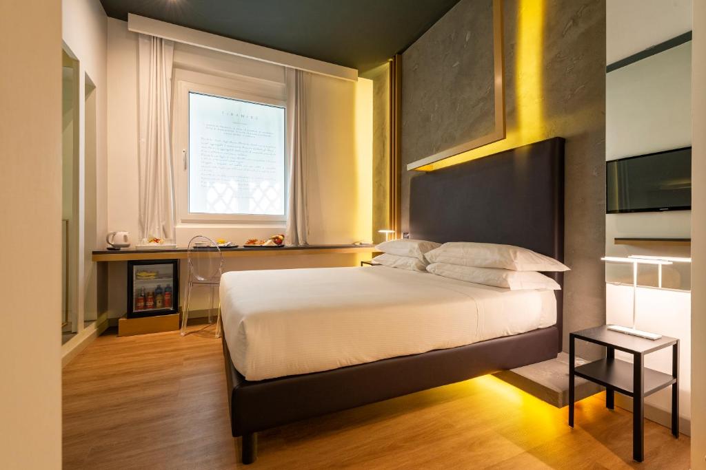 罗马Maison Pellegrino的一间卧室设有一张大床和一个窗户。