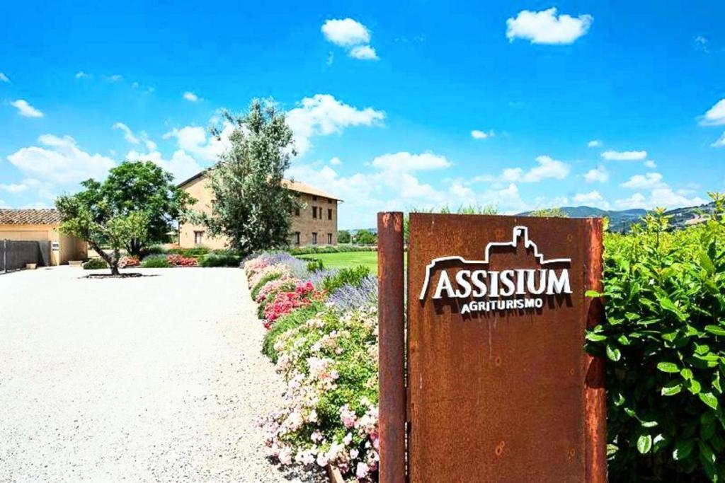 阿西西Assisium Agriturismo的花房前的标志