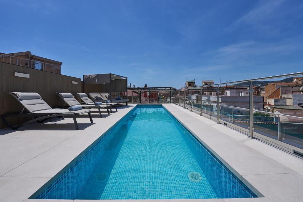 巴塞罗那加泰罗尼亚巴塞罗那505号酒店的建筑物屋顶上的游泳池