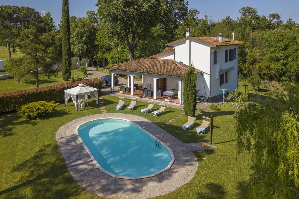 富切基奥Villa Cerbaie的享有带游泳池的房屋的空中景致