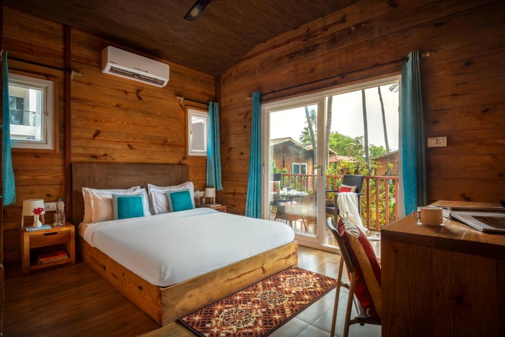 阿姆波尔Mariners Bay Beach Resort的一间卧室设有一张床和一个阳台