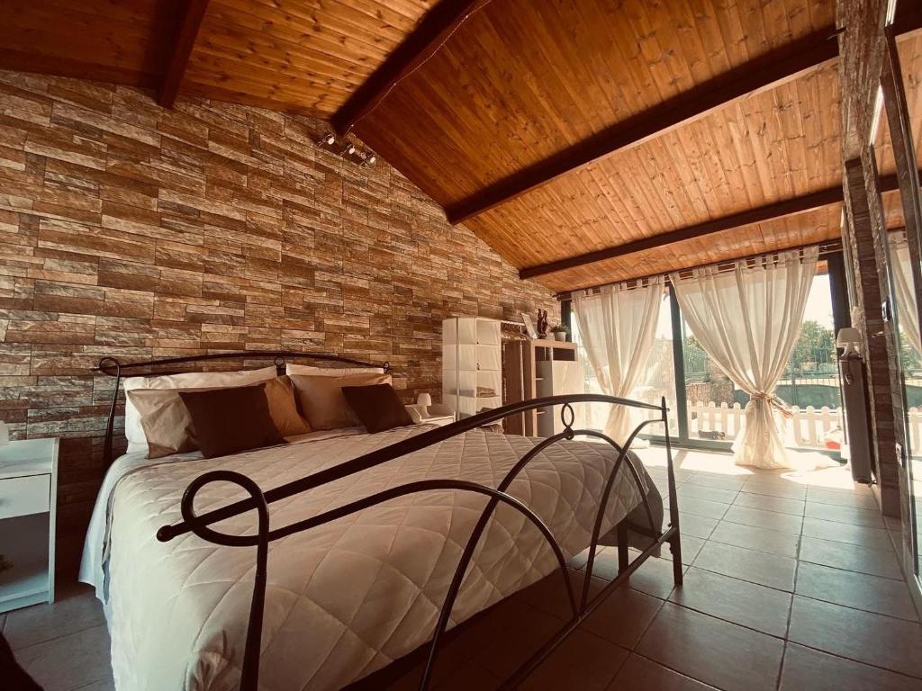 San SperateB&B Il Sentiero的一间卧室设有一张床和砖墙