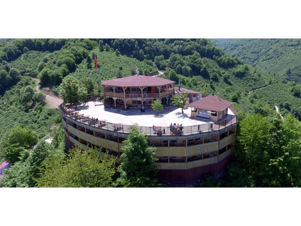 Toptepe Panorama Hotel的山中建筑物的空中景观