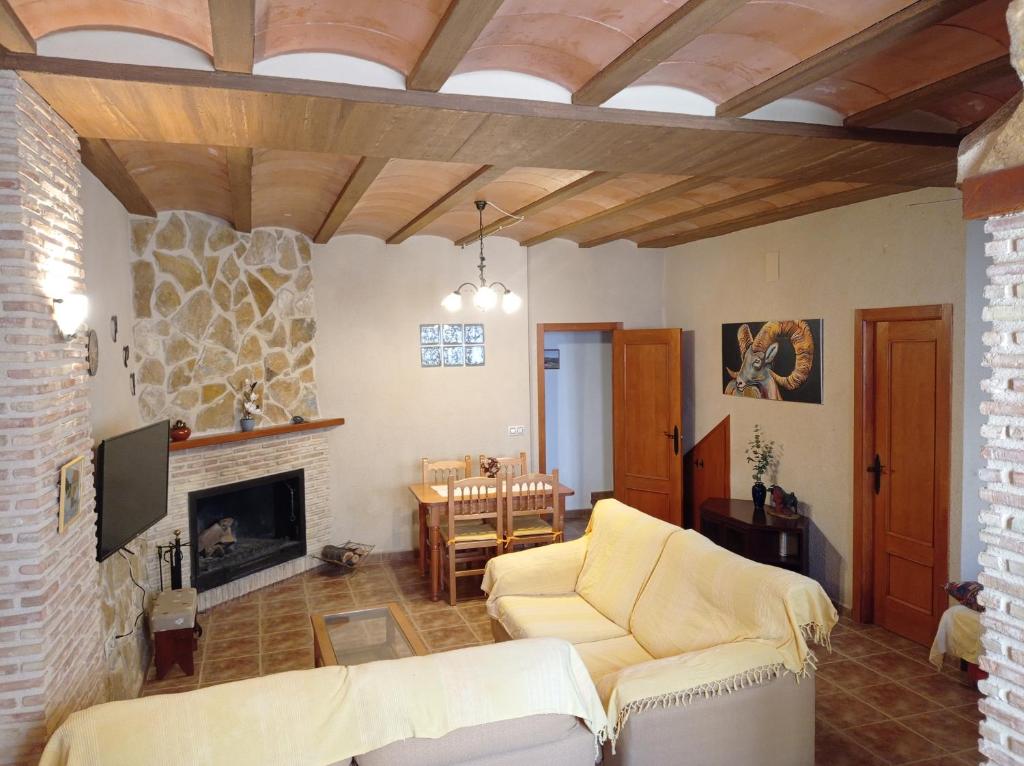 埃尔切德拉谢拉Casa Camille.Villares Elche de la Sierra的带沙发和壁炉的客厅