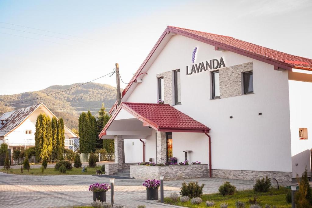 皮亚特拉-尼亚姆茨Pensiunea Lavanda, Piatra-Neamț的上面有“lanuanda”字的建筑