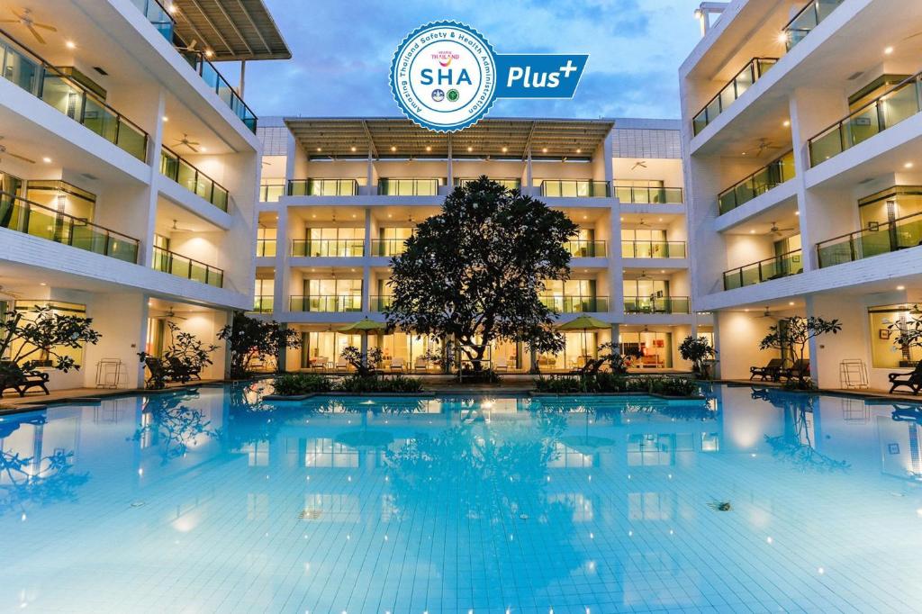 卡伦海滩The Old Phuket - Karon Beach Resort - SHA Plus的酒店前方的大型游泳池