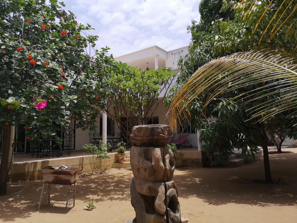 姆布尔奇尔巴伯恩住宿加早餐旅馆的一座庭院中的雕像,庭院里种满了树木,建筑里也建有一座雕像