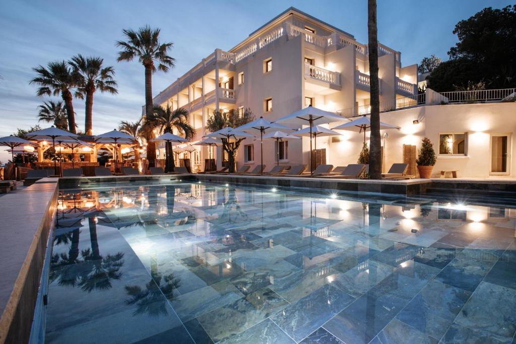 博尔马斯·莱斯·米默萨斯Le Mirage的大楼前设有游泳池的酒店