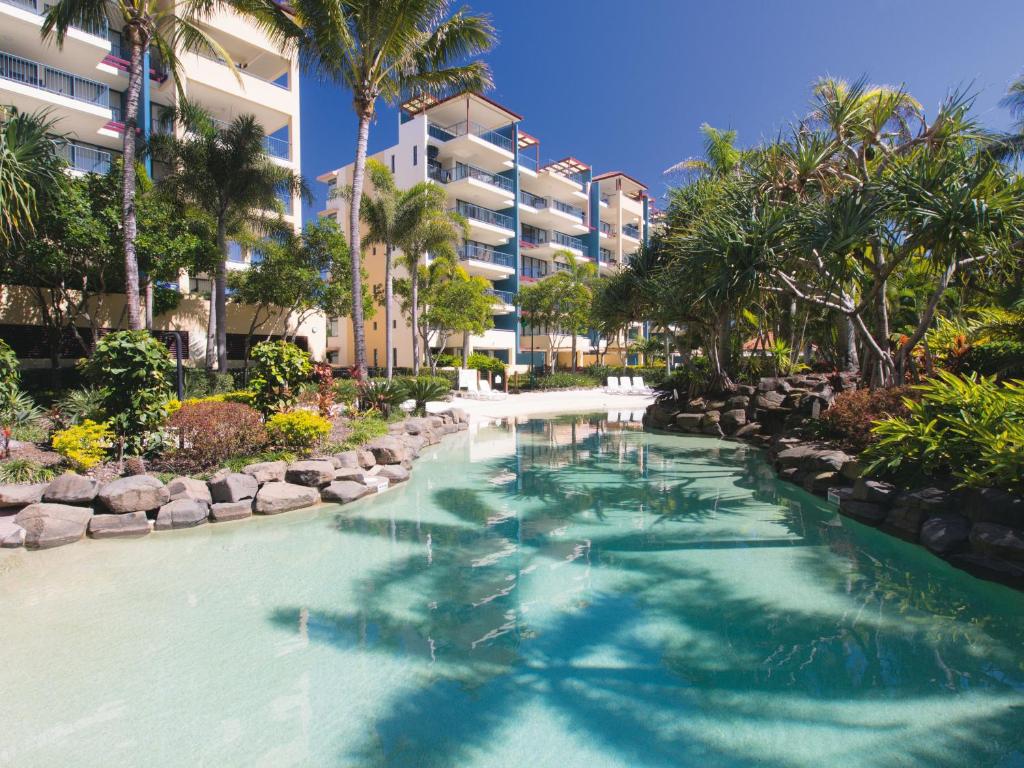 亚历山德拉岬角Oaks Sunshine Coast Seaforth Resort的棕榈树度假村的游泳池