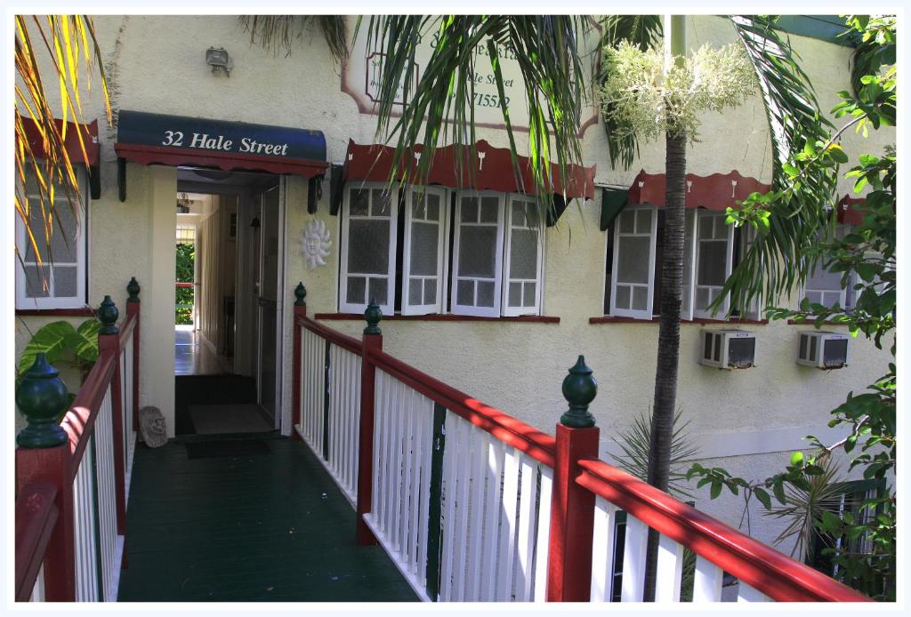 汤斯维尔珊瑚山林小屋住宿加早餐旅馆的一座带红色围栏和门廊的房子