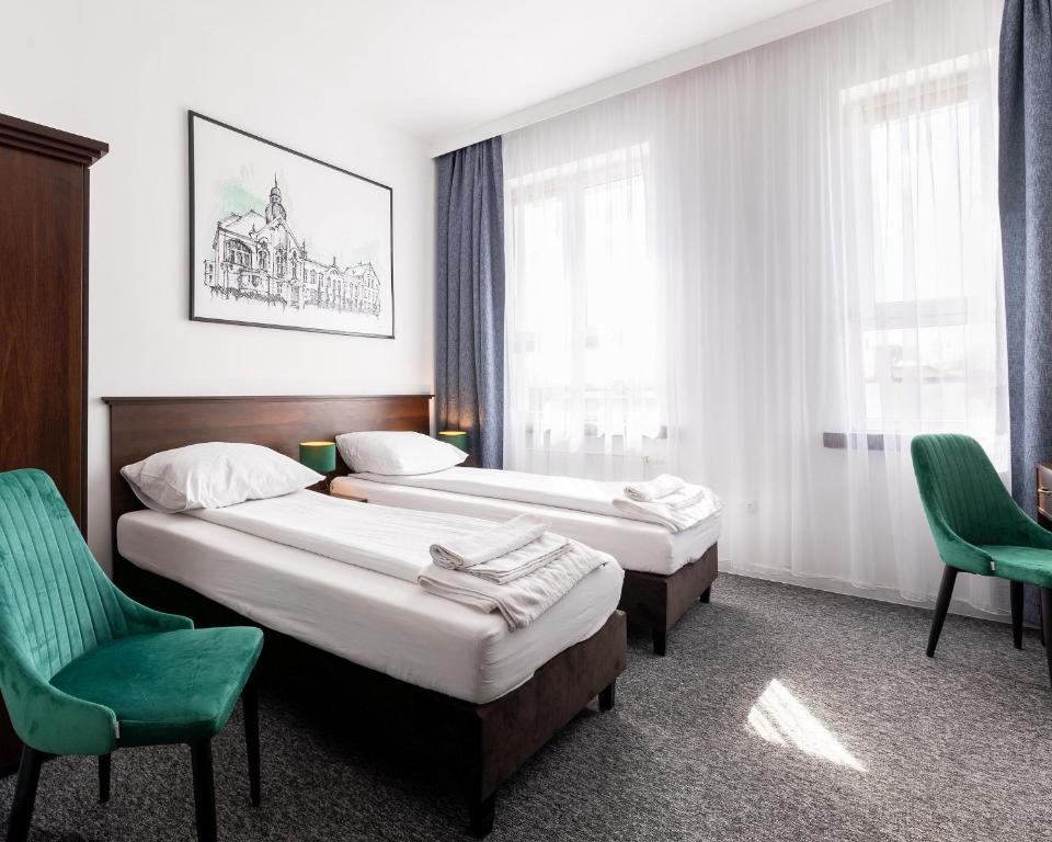 奇武胡夫湖上餐厅及酒店的酒店客房,设有两张床和一把绿色椅子
