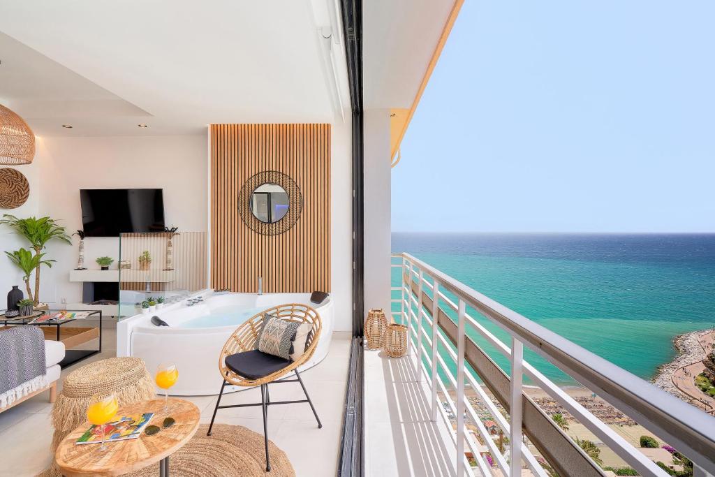 多列毛利诺斯PURA VIDA Luxury apartment with jacuzzi的海景阳台。