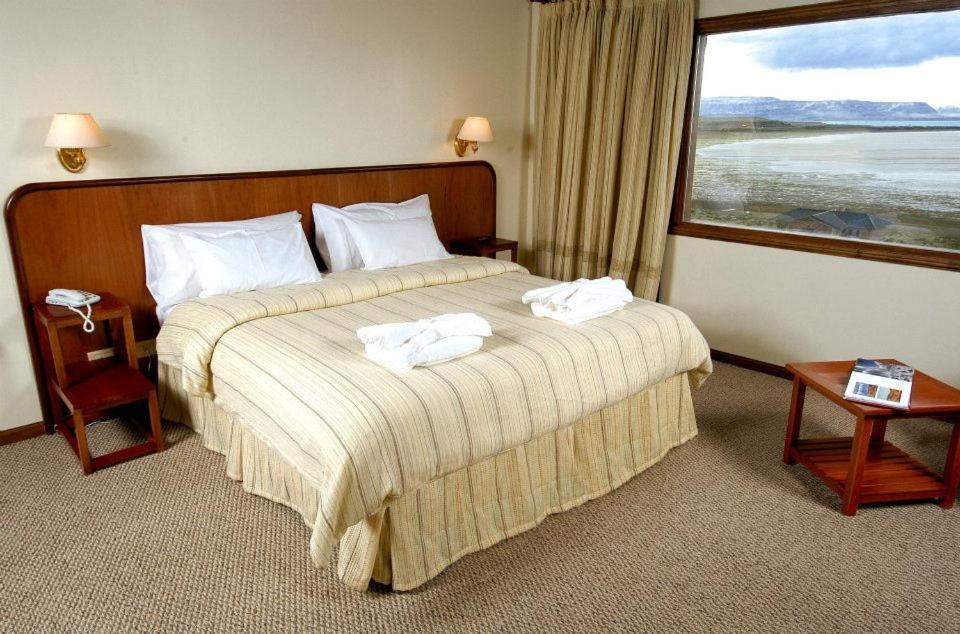 埃尔卡拉法特考伊爱肯酒店的酒店客房,配有带毛巾的床