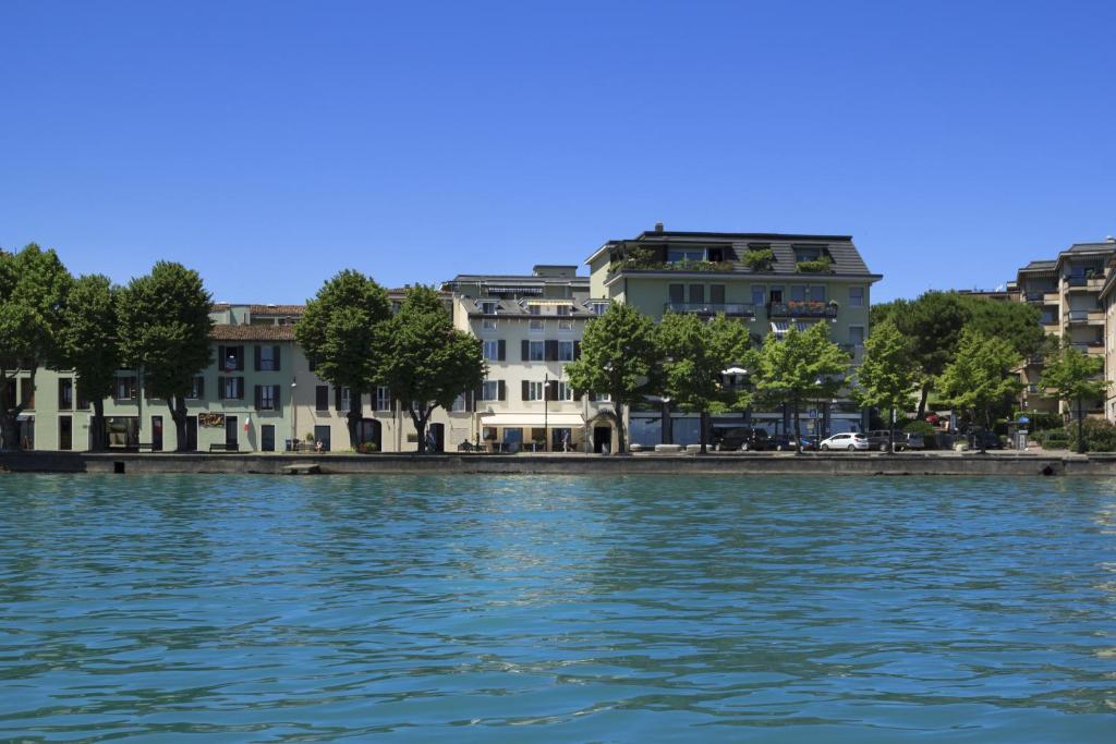 代森扎诺-德尔加达欧洲酒店的水景城市景观