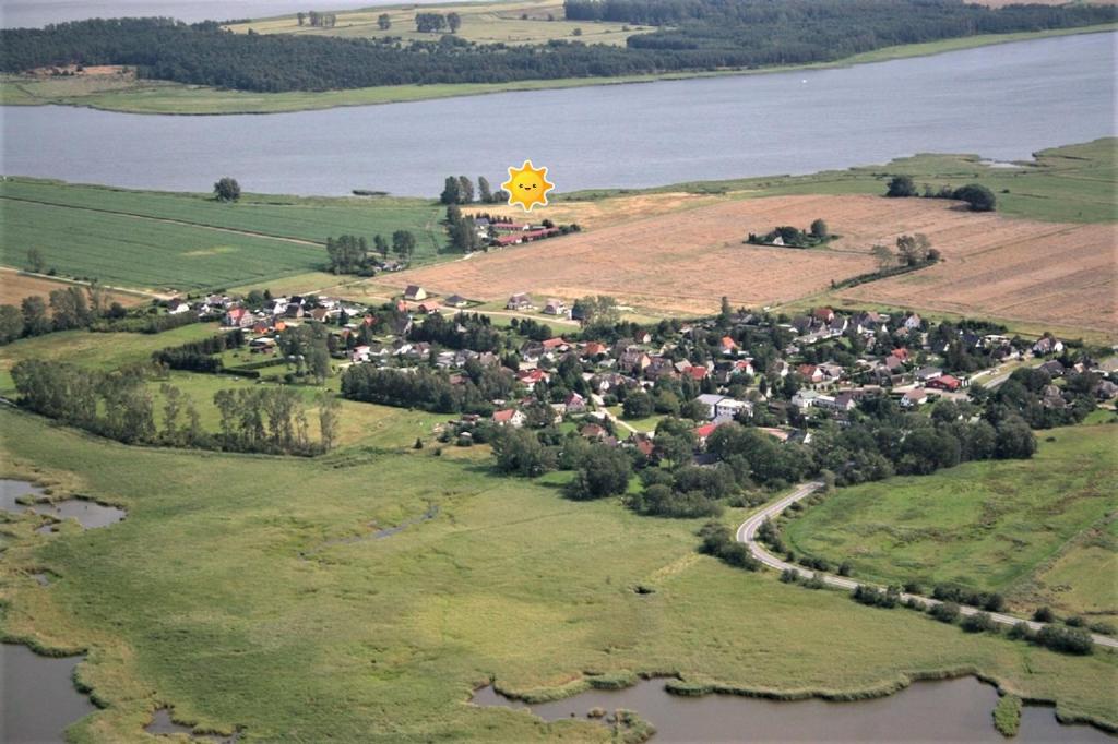 BresewitzBoddenperle的水面上小村庄的空中景观