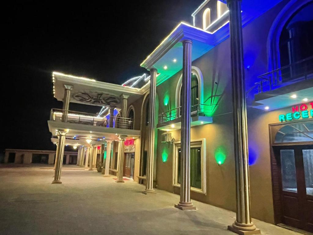 LiāquatpurMughal E Azam Hotel的一群绿色和蓝色的建筑