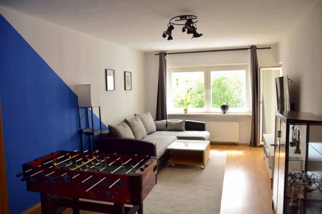 罗斯托克Haus mit 3 Apartments im Zentrum von Rostock的带沙发和窗户的客厅