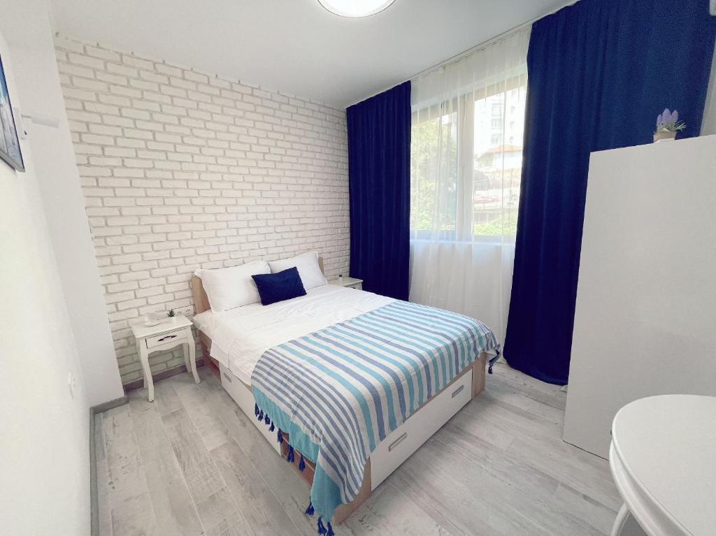 大特尔诺沃Joanna’s home的一间小卧室,配有床和窗户