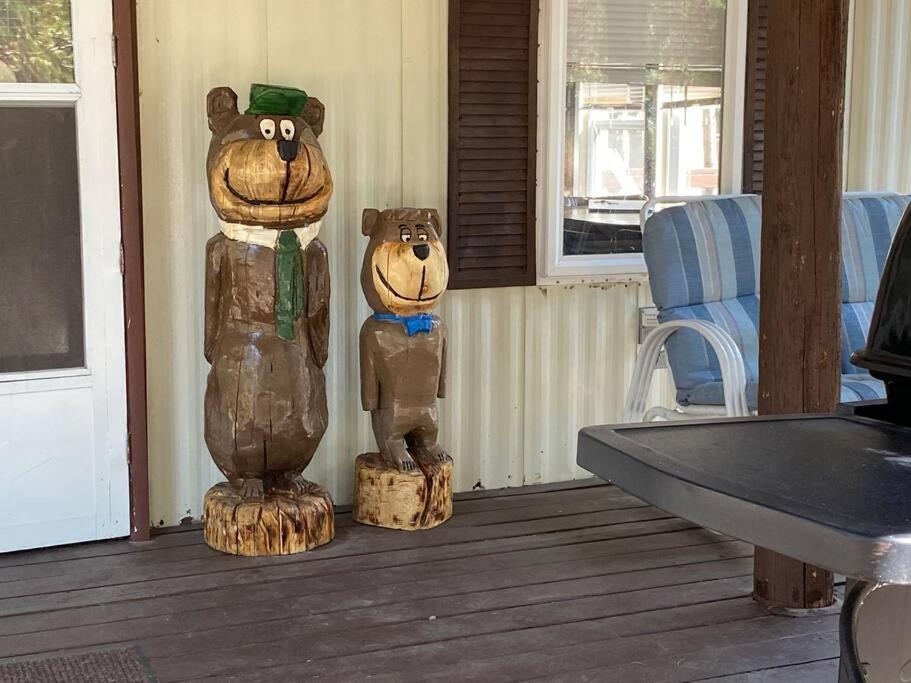 艾兰帕克Grandma's Home in the Woods. Yellowstone的两个木熊雕像坐在门廊上