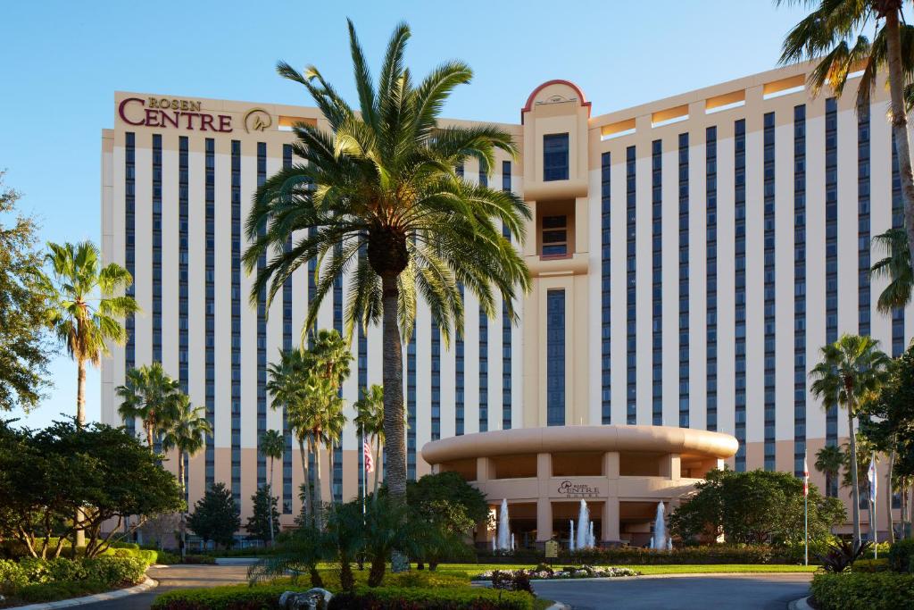 奥兰多奥兰多会议中心罗森中心酒店的一座棕榈树环绕的大建筑