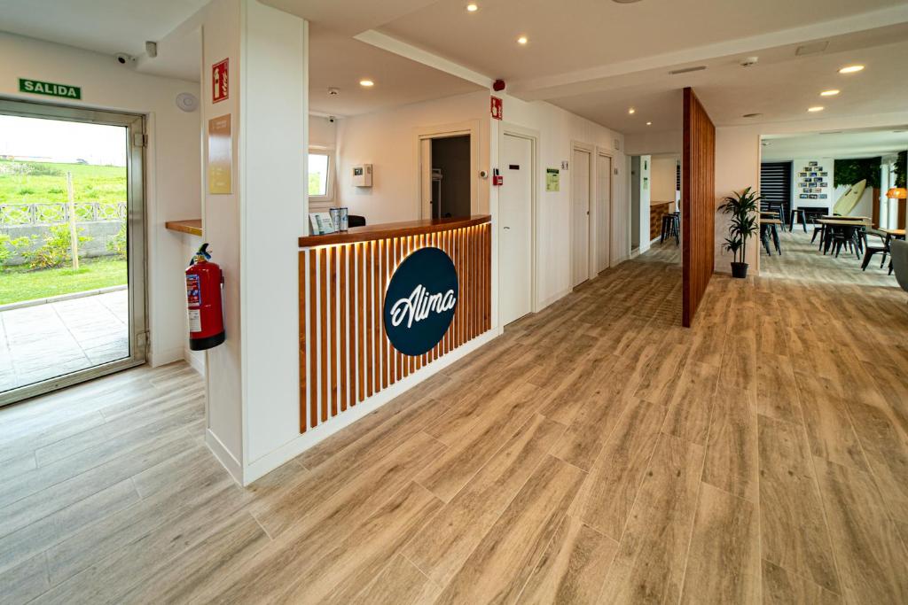 阿霍Alima Surf & Hotel的一间设有走廊的办公室,铺有木地板