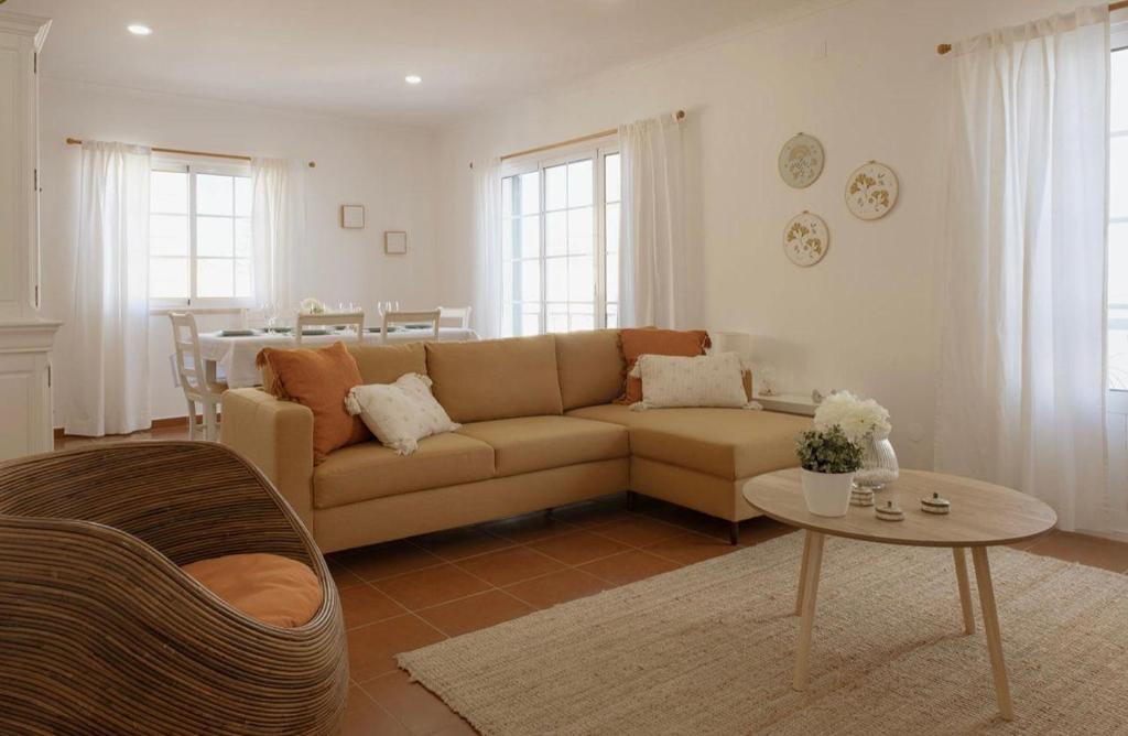 曼塔罗塔Casa da Lota 1º的客厅配有沙发和桌子