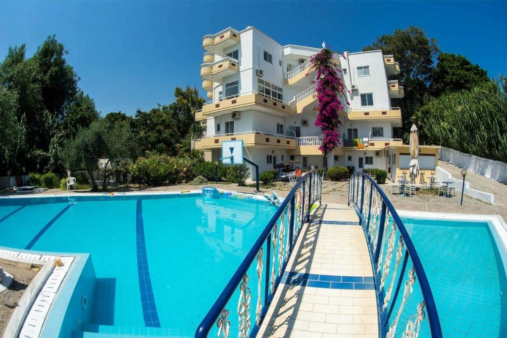 罗德岛卡利地亚Aphrodite Apartments的大楼前设有游泳池的酒店