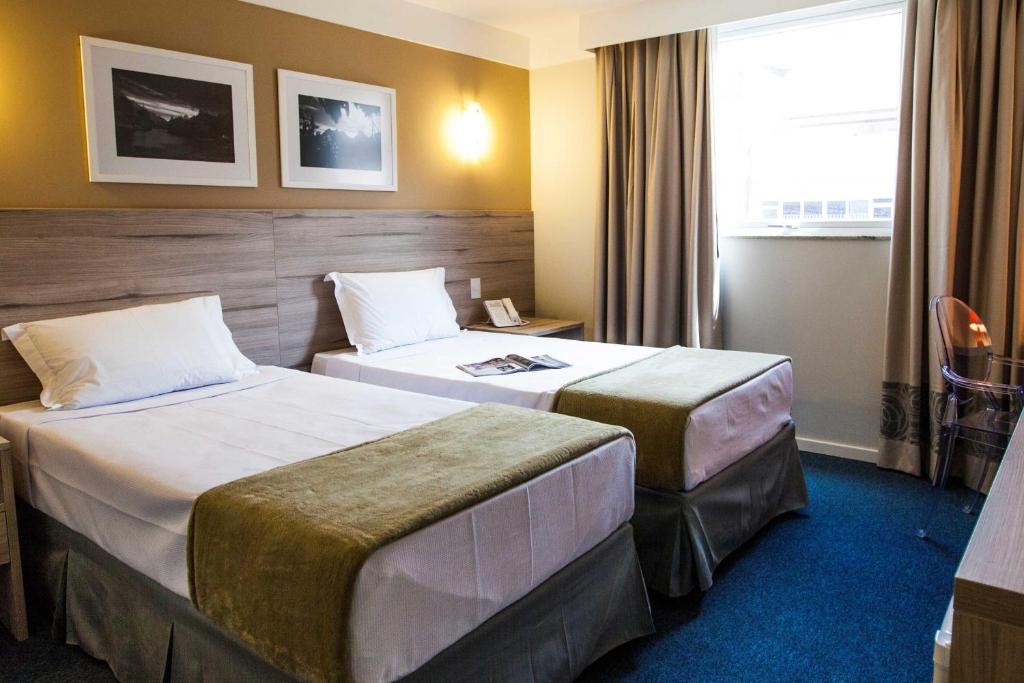 特雷索波利斯城际特雷索波利斯酒店的酒店客房设有两张床和窗户。