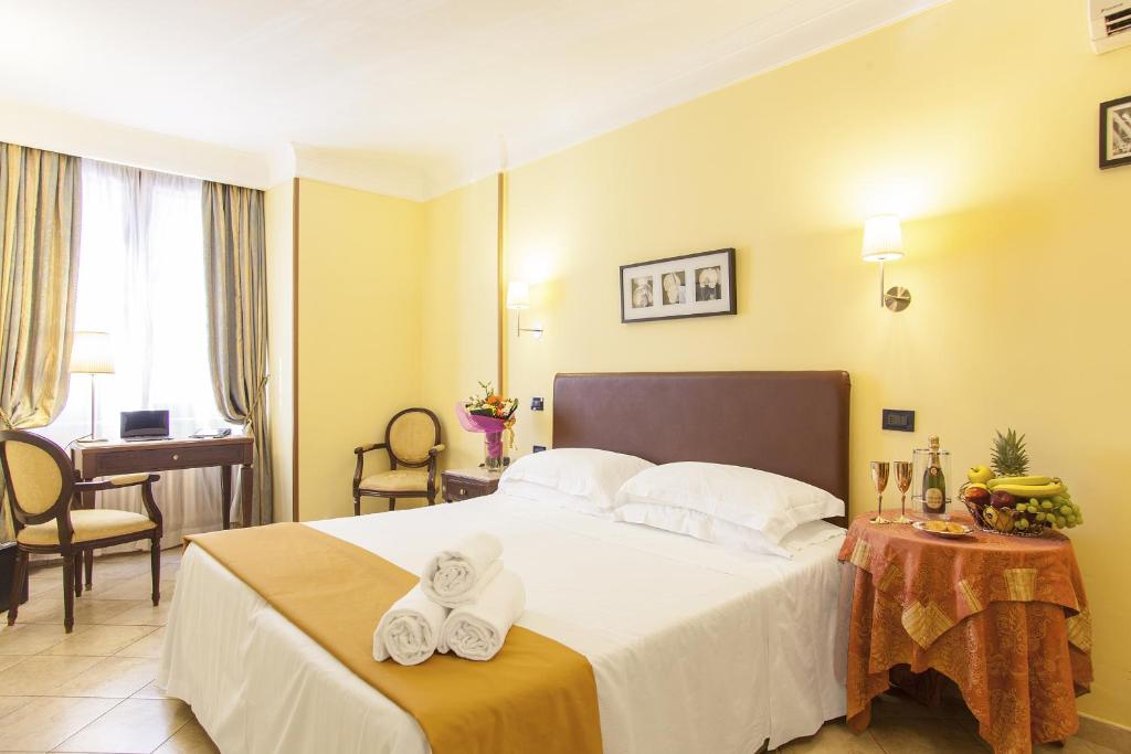 罗马图索拉纳酒店的酒店客房,配有带毛巾的床