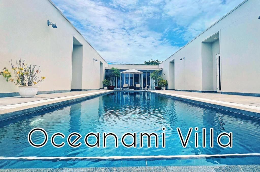 隆海Oceanami 5 Bedrooms Private Pool的一座房子后院的游泳池