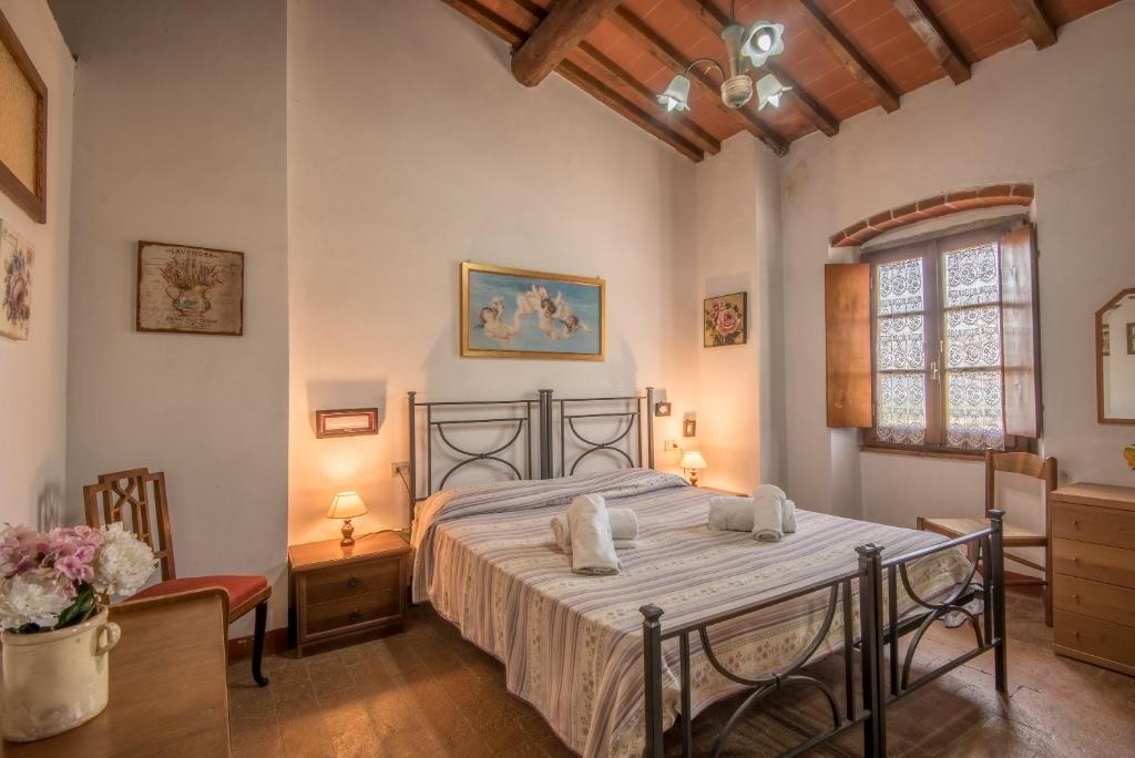 卡斯蒂廖恩菲博基Poggio Primo - Bilocale Prunalbo的一间卧室,卧室内配有一张大床