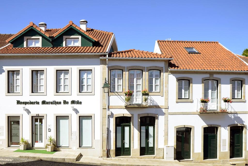 蒙考穆拉拉斯杜米诺旅馆的白色的建筑,有红色的屋顶