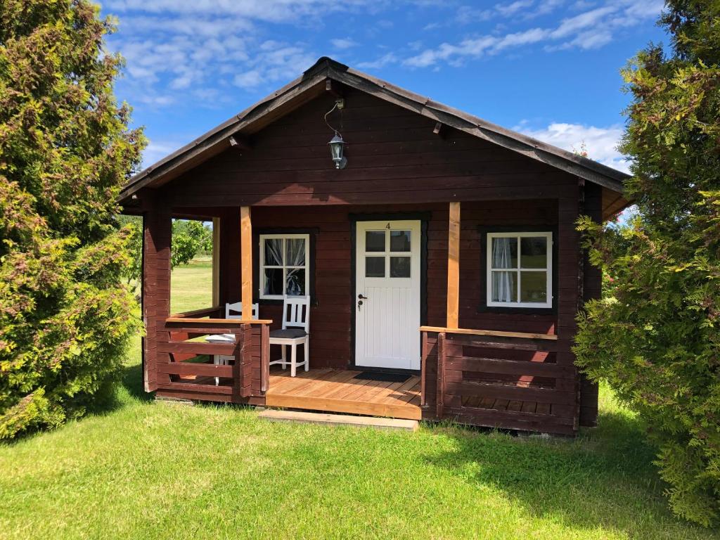 PärnaMerejussi Puhkemajad的小木屋设有甲板和白色门