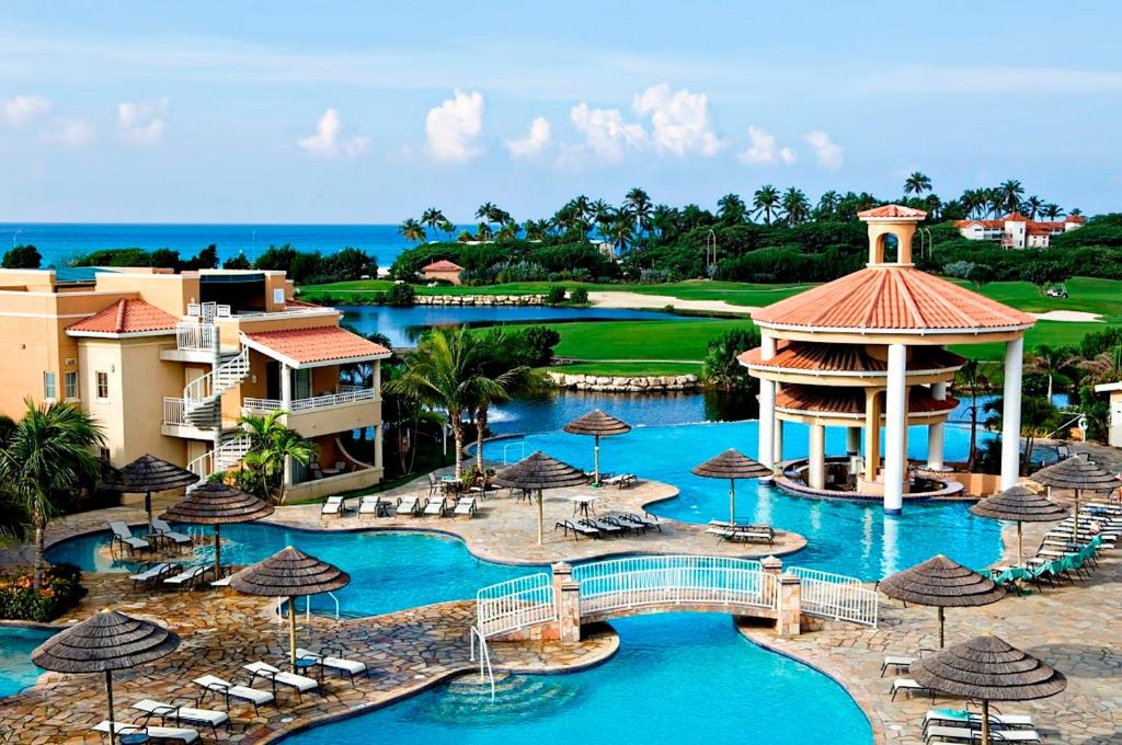 棕榈滩迪威村高尔夫和海滩度假酒店的享有度假村的空中景致,设有游泳池和凉亭