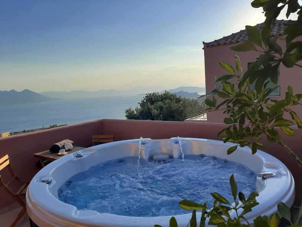 SfendoúrionAegina Colors的海景阳台上的热水浴池