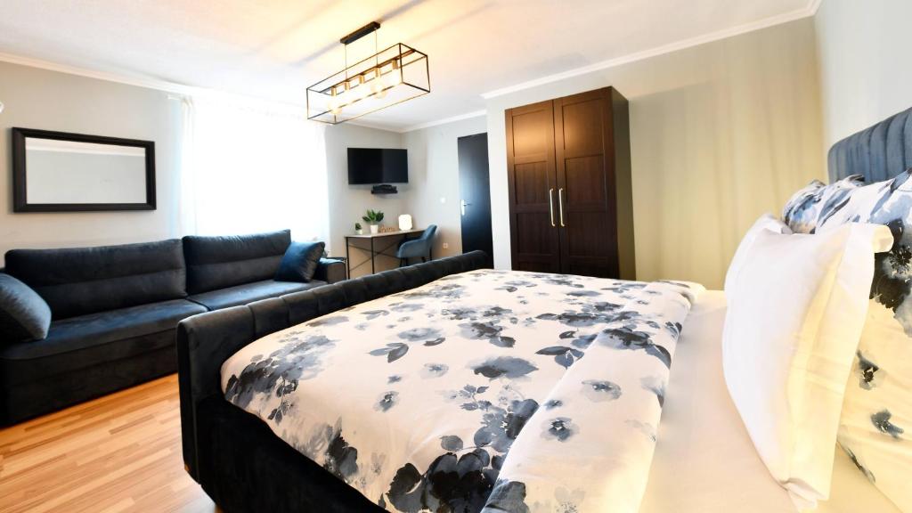 拉科维察Apartments Green Park Plitvice的客厅配有床和沙发