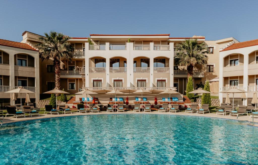 Néon RýsionHeaven Hotel Thessaloniki Airport的酒店前方的大型游泳池