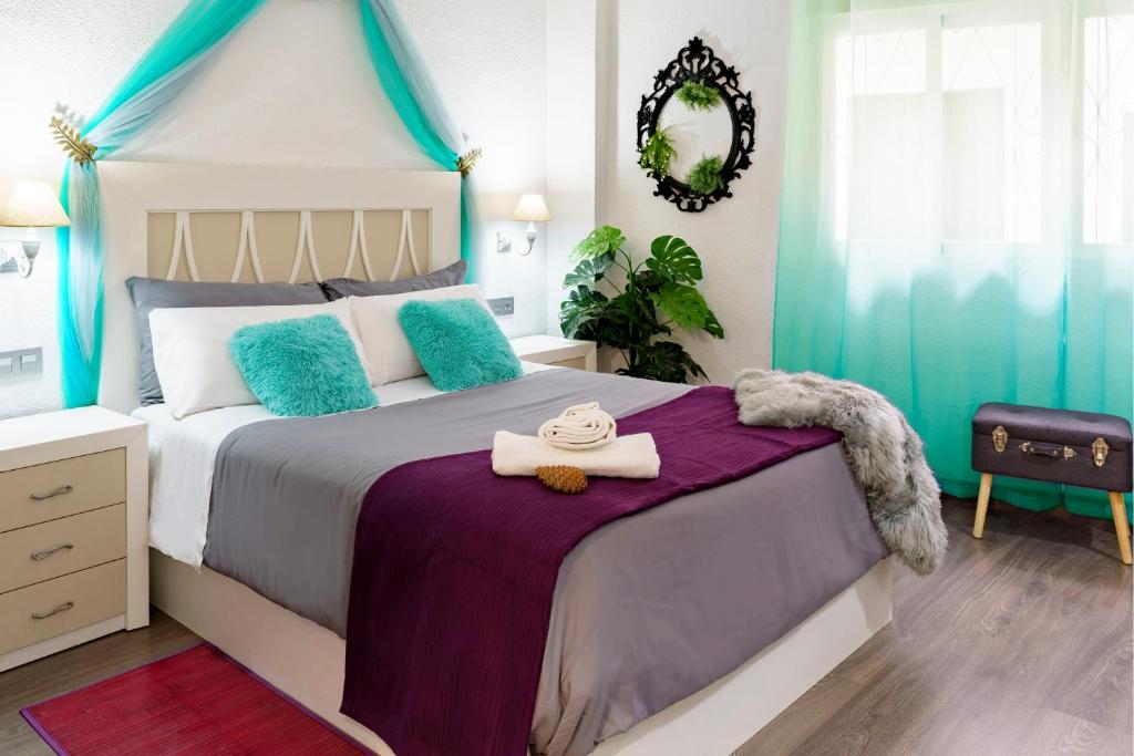格拉纳达My Granada Garden - Mimosa studio的一间卧室配有一张带蓝色枕头的大床