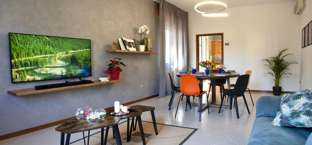 里米尼Residenza Palmina的客厅配有沙发和桌椅